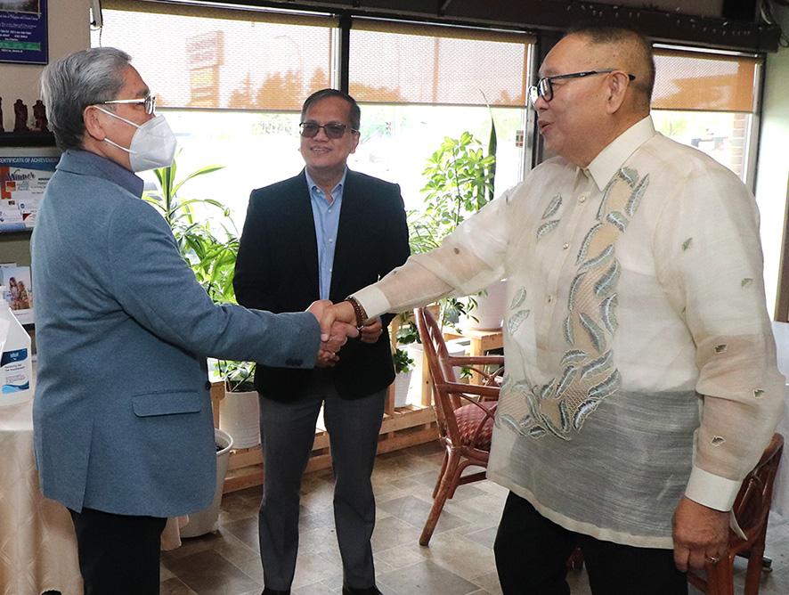 Philippine Ambassador Robles visits Alberta